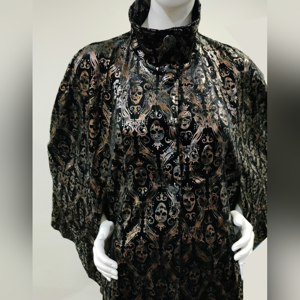NWOT Pyramid Collection, Vintage, Gothic, Black & Gold Caplet; Size: Missy